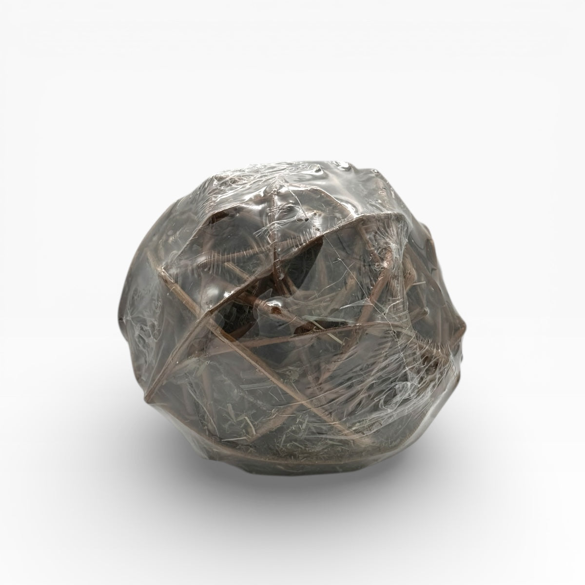 Weidenkugel mit Wiesenheu